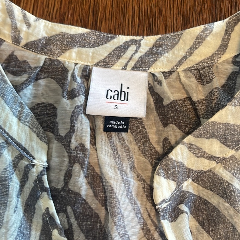 Cabi Savannah Top small grey cream Zebra Sleeveless Ruffle animal print - Picture 3 of 7